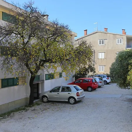 With A Parking Space - 18498
